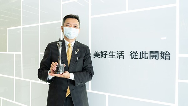 永慶房屋業管部陳賜傑協理表示,透過完整防疫政策、數位科技優勢,不但保護所有員工的健康安全也能持續服務客戶,評分優於業界平均近30%,是獲獎關鍵。圖/永慶房產集團提供