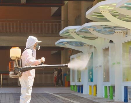 新北市幼兒園群聚擴大,昨累積16人確診,市長侯友宜直言,只要確定是Delta,立即取消餐廳內用並建請中央升為三級,圖為新北校園全面消毒,杜絕疫情擴散。(陳怡誠攝)