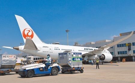 日本捐贈台灣的第4批AZ疫苗6.4萬劑,7日下午1時03分運抵桃機。圖/記者陳麒全攝影