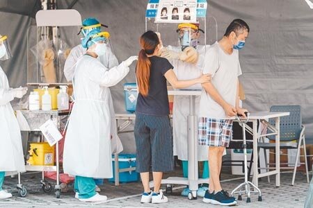 因應機師確診及新北幼兒園群聚,政府傳送110萬則簡訊,提醒民眾與確診者有重疊足跡,三重篩檢站7日出現大批民眾前來快篩。圖/記者郭吉銓攝影