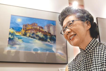 知名畫家梁丹丰，於9月6日晚間辭世，享壽86歲。圖為梁丹丰簽名時，畫作中反射出參觀者的身影。圖／中時資料照片