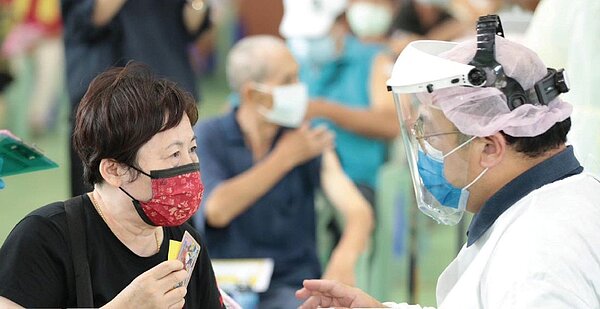 基隆75歲以上第二劑15日開打,不管有無登記都造冊通知。圖/取自林右昌臉書