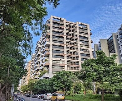 華建近年沒有新案完工交屋可供認列,主要收入來源為資產租賃收入,包括「航廈」、「閱讀歐洲」等,以及內湖餘屋「湖閱天琴」房地銷售為主,已連虧二年。圖為湖閱天琴/翻攝自Google map