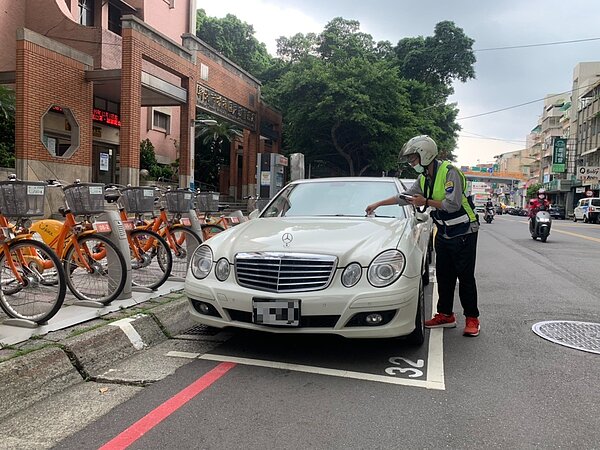 中秋連續假期平日路邊停車收費路段暫停收費。圖/新北市府提供