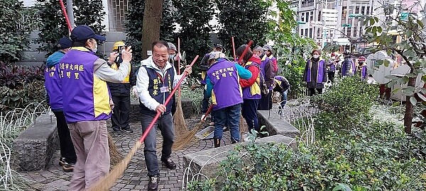 里長以身作則。圖/取自臺北市鄰里服務網