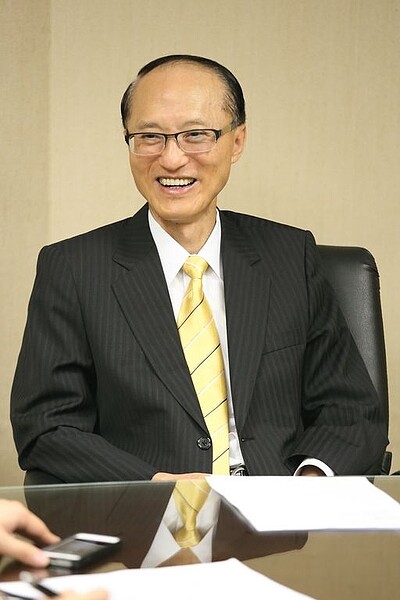 永慶房產集團孫慶餘董事長出了第一本書–《先誠實再成交,永慶房屋良心仲介》,詳實記錄台灣房地產仲介業的發展。圖/永慶房產提供