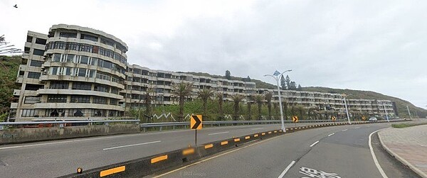 石門「海灣新城」已有40年歷史,全盛時期有300多戶,現在僅剩10多間有人居住。圖/新北市都更處提供