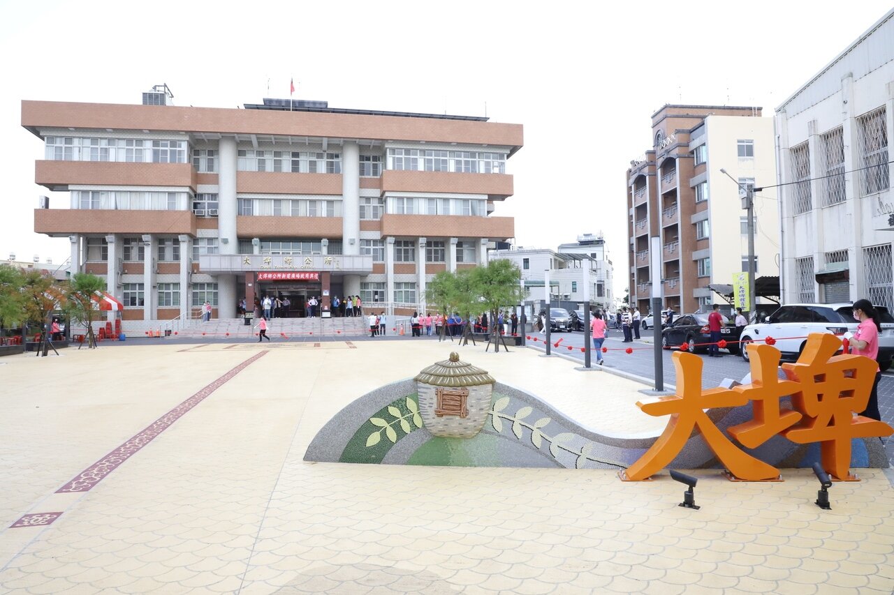 雲林縣大埤鄉公所前廣場舊有地坪凹陷難行,歷經4個月施工期,8日終於完工。圖/聯合資料照