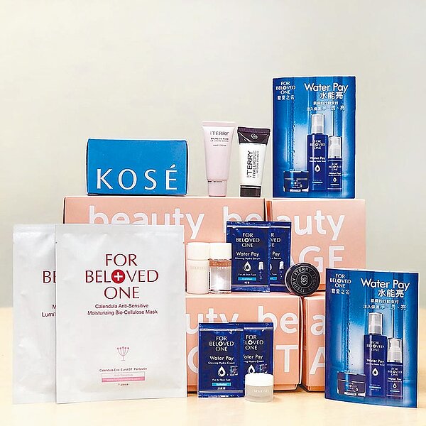 skm online KOSE beauty box美妝盒（左上起順時針），價值464元、43折特價199元；BY TERRY beauty box美妝盒，價值1336元、18折特價249元；寵愛之名beauty box美妝盒，價值1243元、2折特價249元，皆限量。（新光三越提供）