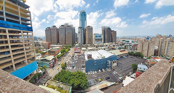 新北市都更處將推動捷運板新站周邊再生亮點計畫,希望讓新板特區商業腹地可以更擴大。圖/新北市都更處提供