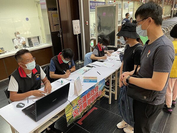 花蓮縣府推中秋連假返鄉專車，相當搶手，縣府再釋出2成的防疫保留座，因還有餘票，今天續賣，售完為止。圖／縣政府提供