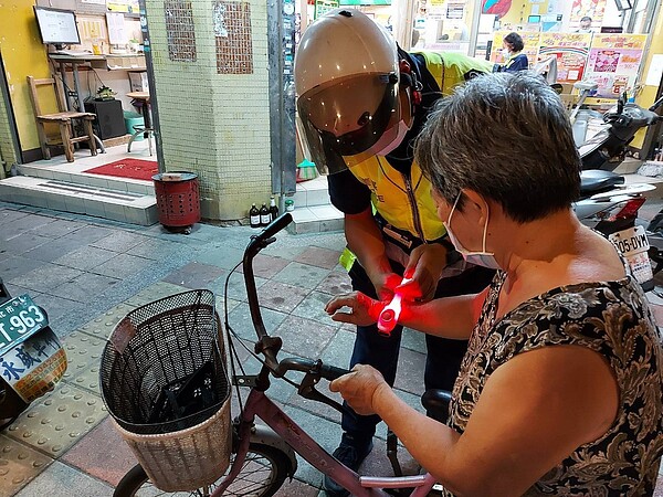 艋舺龍山寺訂製反光配件,共同守護萬華長者行的安全。圖/台北市府提供