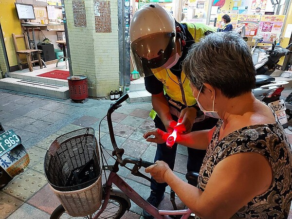 艋舺龍山寺訂製反光配件，共同守護萬華長者行的安全。圖／台北市府提供