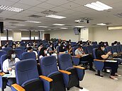 「沒完成工作交接」公司不發薪？勞工局：最高可罰百萬