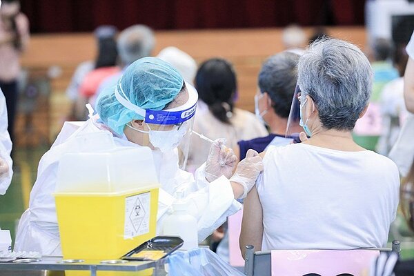 台中市長盧秀燕在市議會總質詢時宣布，長輩要開打第二劑了！這次中央配發的是AZ疫苗，只要7月2日前已經接種完第一劑疫苗的長輩，預計9月15日起開始施打第二劑。圖／台中市新聞局提供