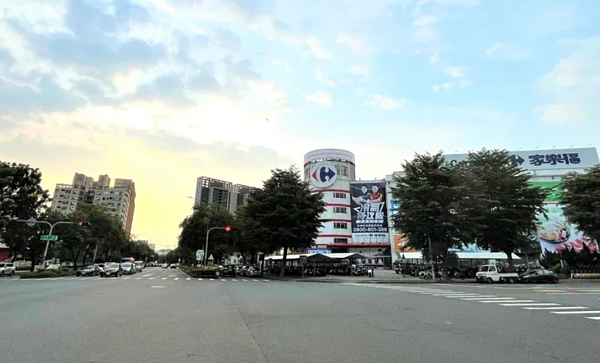 高雄楠梓「家樂福新楠店」。圖／台灣房屋提供
