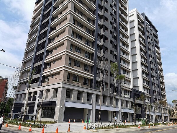 桃園市中路一號社會住宅交通便利,預定今年10月提供151戶年輕家庭成員入住生活。圖/記者曾增勳攝影