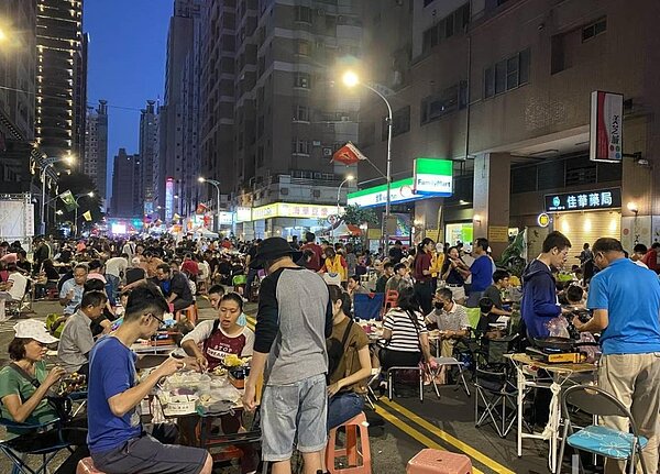 由於疫情衝擊,今年大型中秋烤肉活動將不可能出現。本報資料照