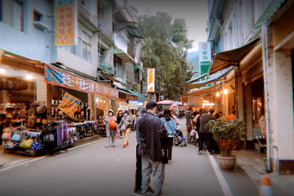 因應中秋連假防疫需求,竹縣內灣、北埔、湖口等老街商圈,及六福村、小叮噹樂園皆降載容留上限至50%。圖/翻攝自Google maps