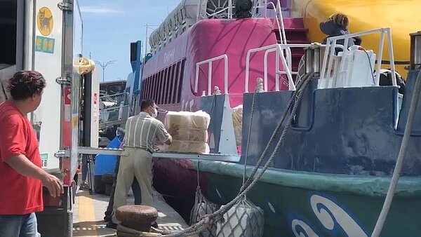 台東富岡漁港碼頭今天擠滿了菜車、貨車,準備把民生物資上船送往綠島、蘭嶼防颱準備。記者尤聰光/攝影