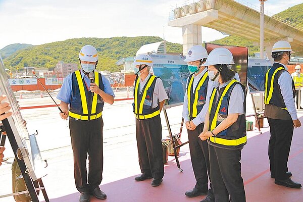 南方澳跨港大橋重建工程預計明年9月18日完工。(公路總局提供)