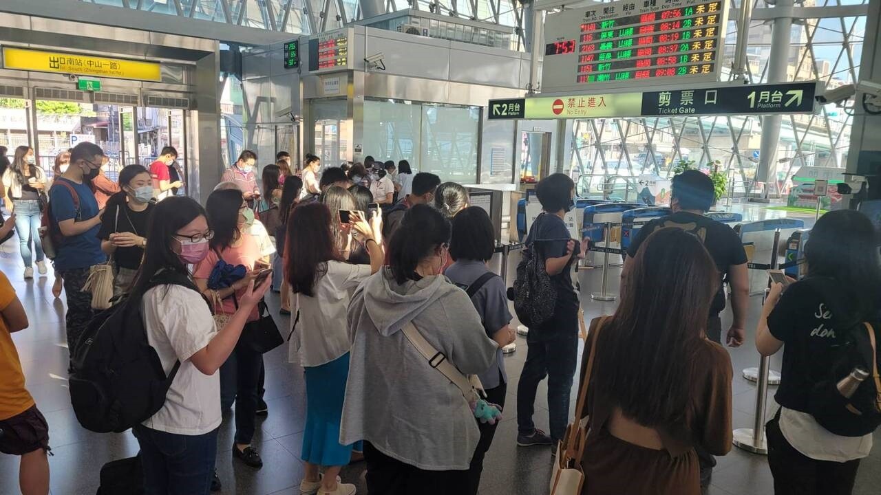 台鐵基隆路段9日上班尖峰時段接連發生兩起事故,先是基隆車站號誌故障,接著在暖暖有列車撞到行人,造成大誤點,總計影響逾8000人。圖/聯合資料照