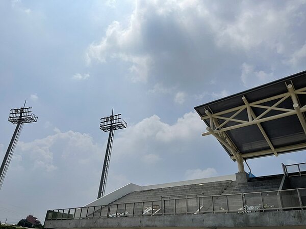 台中外埔壘球園區工程進度達8成，但預算不足，每支燈柱要裝20盞燈，只夠裝2盞。市府表示，將追加預算推動。圖／議員施志昌提供