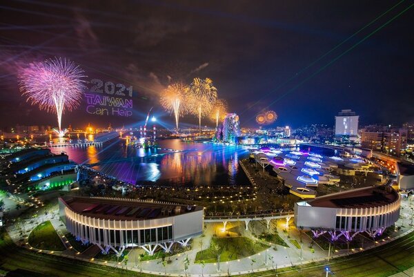 2021年國慶焰火將在高雄港區施放，近日疫情又起，能否開放觀眾入場充滿變數。圖／高市府提供