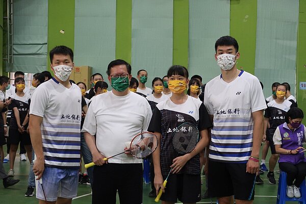 奧運羽球男雙金牌選手麟洋配9日到桃園市光明國中,勉勵後輩並和市長鄭文燦切磋球技。圖/記者朱冠諭攝影