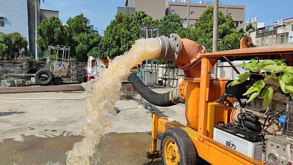 新竹市消防局防颱整備,試運轉大型抽水機。圖/新竹市政府提供