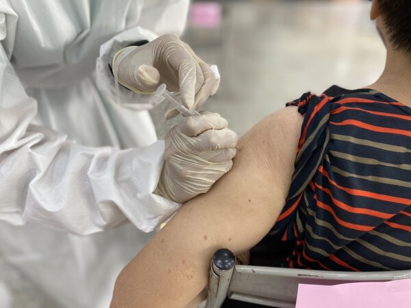 疫情指揮中心公布有一例混打ＡＺ與莫德納疫苗仍然出現突破性感染，也是國內首見混打後感染Delta的案例。示意圖。 報系資料照