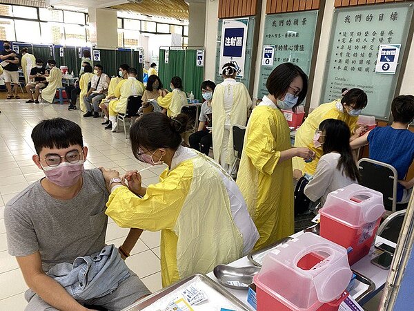 台中市第七輪打AZ疫苗，吸引年輕人搶打。僅示意圖，非文中當事人。圖／記者趙容萱攝影
