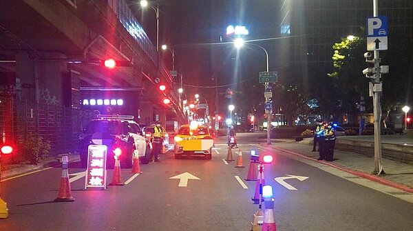 台北市8月初開放餐飲內用,民眾享受酒酣耳熱之時,酒駕取締件數竟暴增近6倍,單月就開出175張罰單。(北市交通警察大隊提供)