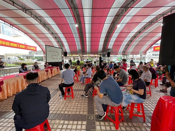 台中市建設局10日辦市政路延伸工程公聽會，民眾質疑用地徵收價格不透明，市府強調是由估價師蒐集鄰近土地市價送地政局委員會審查，絕無黑箱。圖／台中市建設局提供