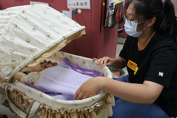 新北每年新增安置的幼童約100名,平均每年約800名幼童由政府照顧。圖/社會局提供