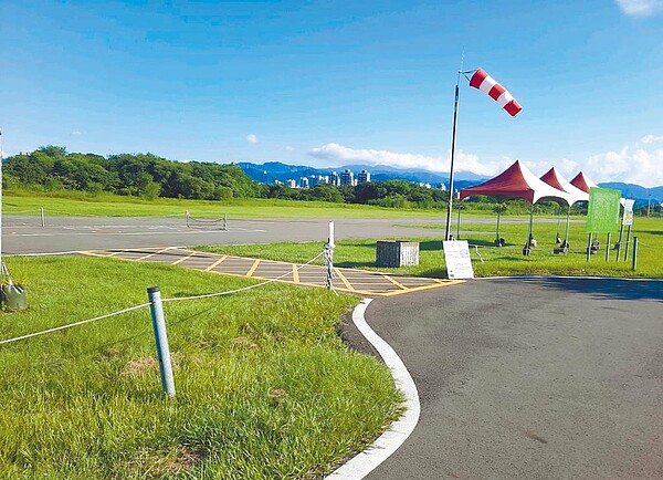 新莊西盛遙控飛機場周邊鄰近道路、棒球場，過往曾傳出飛機砸傷人的意外，當地民眾要求市府遷移場地。圖／新北市高灘處提供