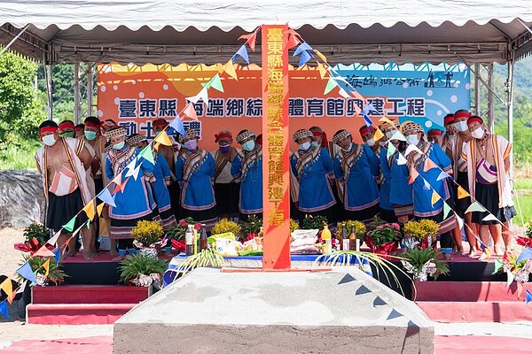 台東縣海端鄉綜合體育館動土，安排布農族耆老吟唱，祈求工程順利。圖／台東縣政府提供