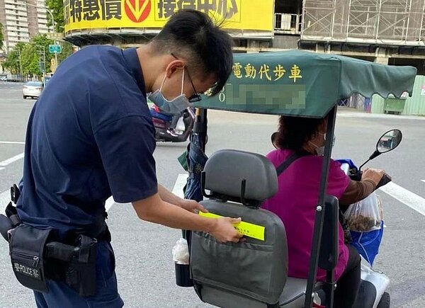 長輩車禍事故多,警方為此推出護老專案,發送反光條張貼在「不老騎士」座車上,提醒其他駕駛注意行車安全。記者林保光/翻攝