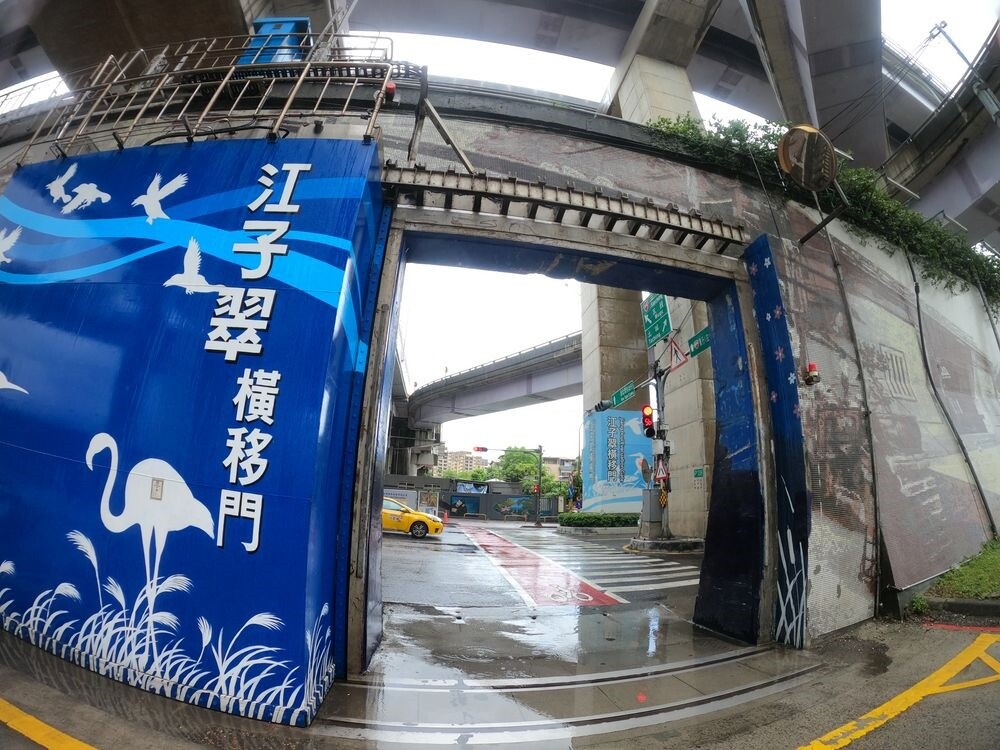 新北水門周邊紅黃線自下午5時起開放停車。圖/新北市府提供