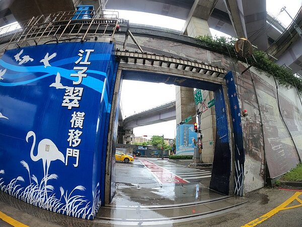 新北水門周邊紅黃線自下午5時起開放停車。圖/新北市府提供