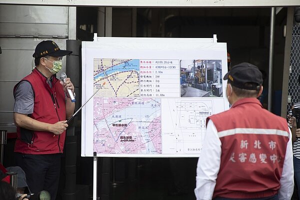 拚防疫也拚防颱,侯友宜視察抽水站全面備戰璨樹颱風。圖/新北市府提供