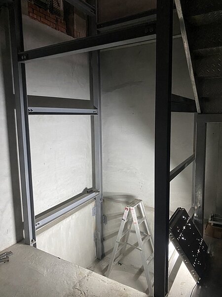 謝男跌落電梯井。記者曾健祐/翻攝