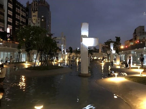 目前河樂廣場水池仍不開放戲水,僅供民眾觀賞。圖/台南市工務局提供