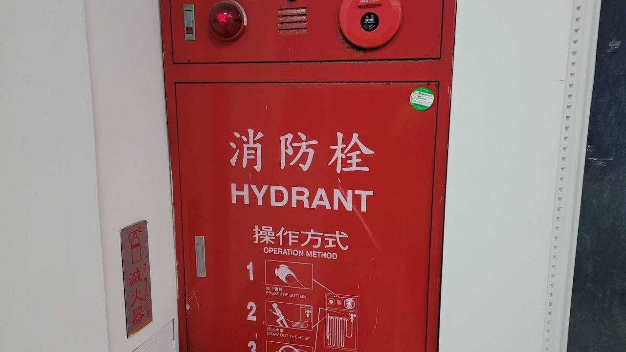 基隆地院判決書指出，20多歲陳男與屋主女兒曾為國中同學關係，因陳男曾在屋主女兒陪同到其住處，得知備用鑰匙藏放在消防箱內。