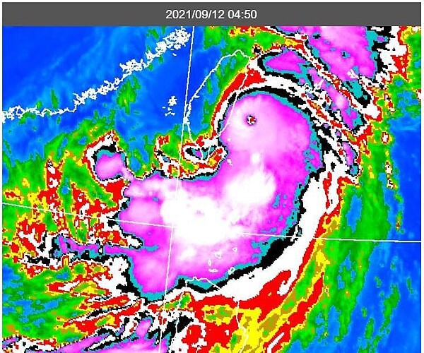 今晨衛星雲圖仍可見清晰璨樹颱風的颱風眼。圖／取自氣象局網站