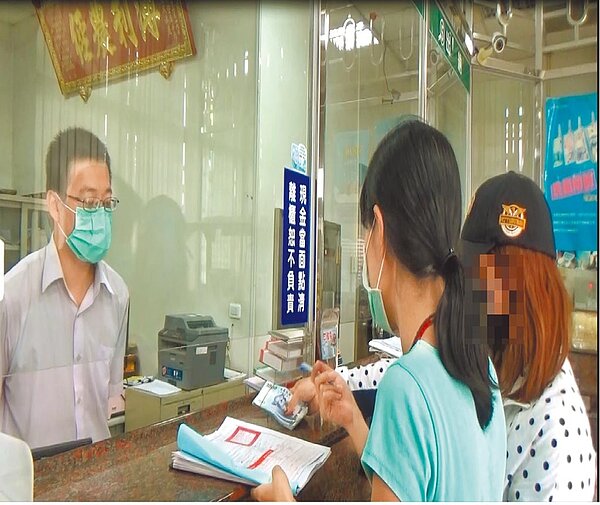 阮女(右)帶著眾人到自家小吃店對面的和美農會,臨櫃匯款繳清罰單欠費。圖/彰化分署提供