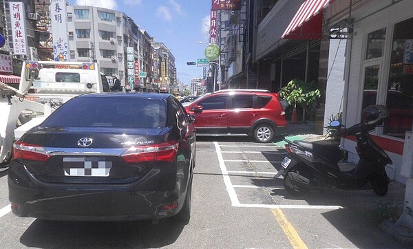 台南市警局交通警察大隊為解決市區道路並排停車等亂象，本月15日展開大執法，加強取締違停。圖／記者邵心杰翻攝
