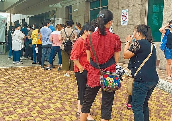 高雄某幼兒園向本報投訴,11日補班補課這天,老師們特地配合教育局緊急快篩政策、前往指定醫院採檢,卻遭採檢站以「非指定時段」拒絕。圖/讀者提供