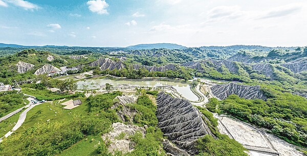 月世界是高雄特殊地景,由高空俯瞰十分壯觀。記者王昭月/翻攝
