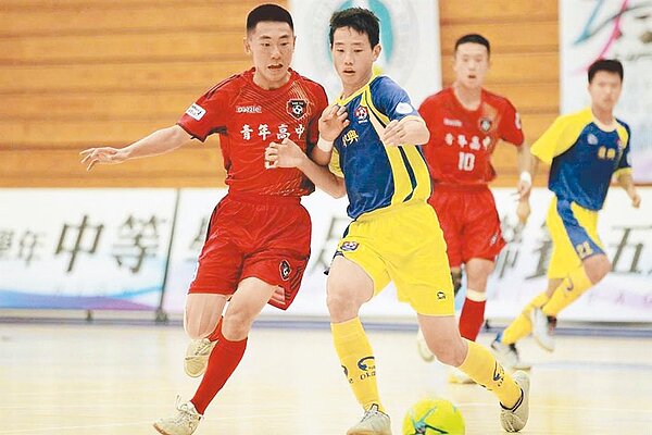 為完善學習歷程檔案內容,不少學生積極參加各類活動。圖為學子們參加5人制足球聯賽的畫面。圖/台中市教育局提供